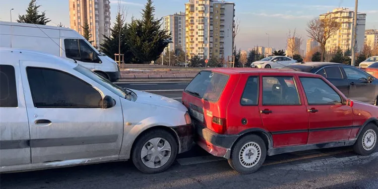 Kayseri’de 3 aracın karıştığı zincirleme kaza: 2 yaralı