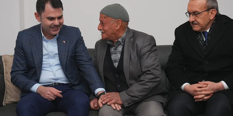 Bakan Kurum’dan köy evlerine taşınan depremzede aileye ziyaret