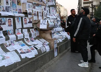 Suriyeliler fotoğraflarla yakınlarını arıyor