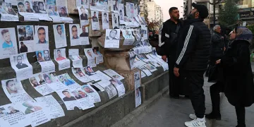 Suriyeliler fotoğraflarla yakınlarını arıyor
