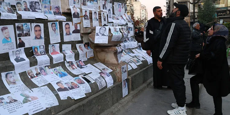Suriyeliler fotoğraflarla yakınlarını arıyor
