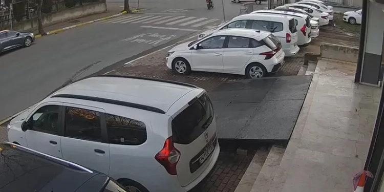 Otomobil ile motosiklet kazaya karıştı: O anlar kamerada