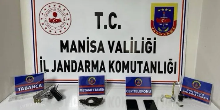 Durdurulan şüpheli araçta uyuşturucu ve silah ele geçirildi