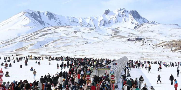 Erciyes’i 2 haftada 200 bin kişi ziyaret etti