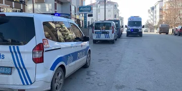 Evinde hareketsiz halde bulunan öğretmen kurtarılamadı