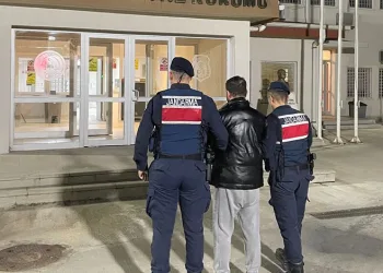 Konya’da bariyerlere çarpan otomobil sürücüsü yaralandı