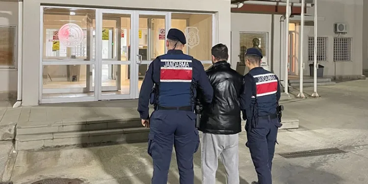 Konya’da bariyerlere çarpan otomobil sürücüsü yaralandı