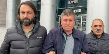 Eşini 14 yerinden bıçaklayarak öldüren sanığın yargılandığı dava ertelendi