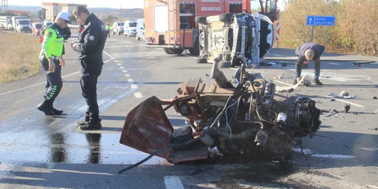 Çanakkale’de traktörün ikiye bölündüğü trafik kazasında 2 kişi yaralandı