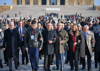 CHP lideri Özel, engellilerle birlikte Anıtkabir’i ziyaret etti