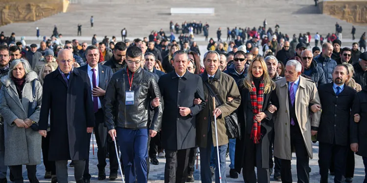 CHP lideri Özel, engellilerle birlikte Anıtkabir’i ziyaret etti