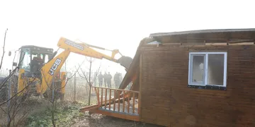 İnegöl’de kaçak yapılar yıkılıyor
