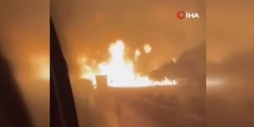 Hindistan’da çarpışan tanker ve tır alev aldı: 8 ölü