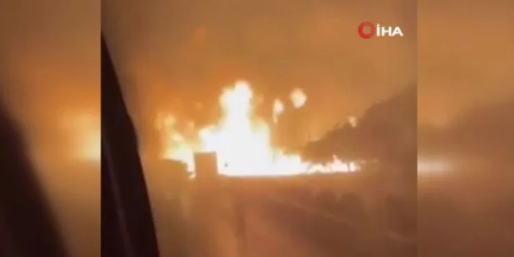 Hindistan’da çarpışan tanker ve tır alev aldı: 8 ölü