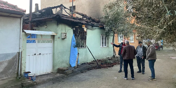Yaşlı çift çıkan yangında hayatını kaybetti