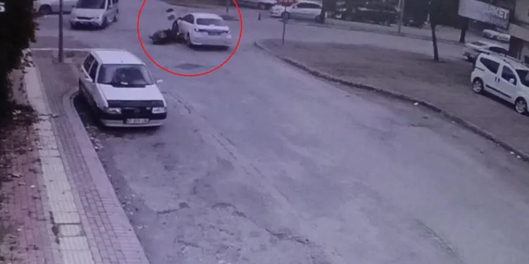 İki araçla birden çarpışan motosiklet sürücüsü ölümden döndü