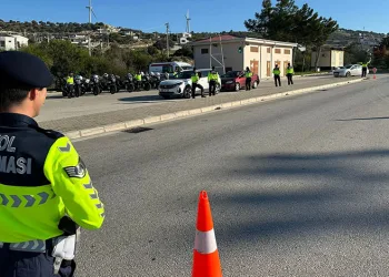 Kamyonun otomobili sürüklediği kazada 4 yaralı