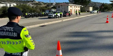 Kamyonun otomobili sürüklediği kazada 4 yaralı