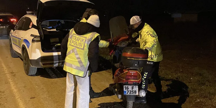 Çalıntı plaka ve motosikletle giderken polise yakalandı