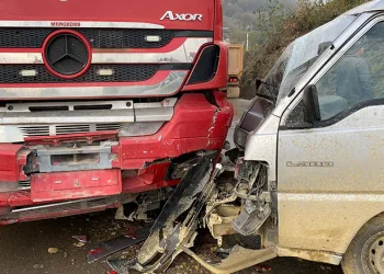Kayan minibüs ile tır çarpıştı: 2 yaralı