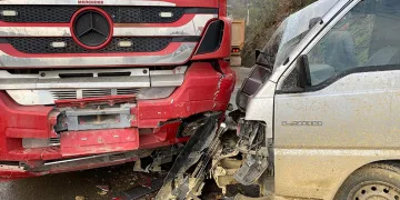 Kayan minibüs ile tır çarpıştı: 2 yaralı