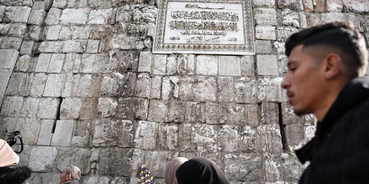 Emevi Camii’nin duvarındaki Hafız Esad’ın ismi çekiçle kazındı