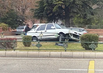 Kayan minibüs ile tır çarpıştı: 2 yaralı