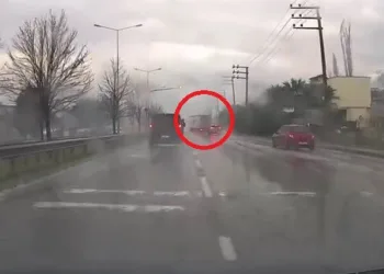 Bursa’da yağışlı havada TIR’ın dorsesi kaydı