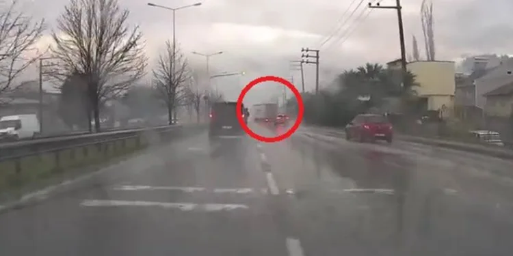 Bursa’da yağışlı havada TIR’ın dorsesi kaydı