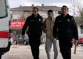 Babasını 6 yerinden bıçakladıktan sonra yardım istedi