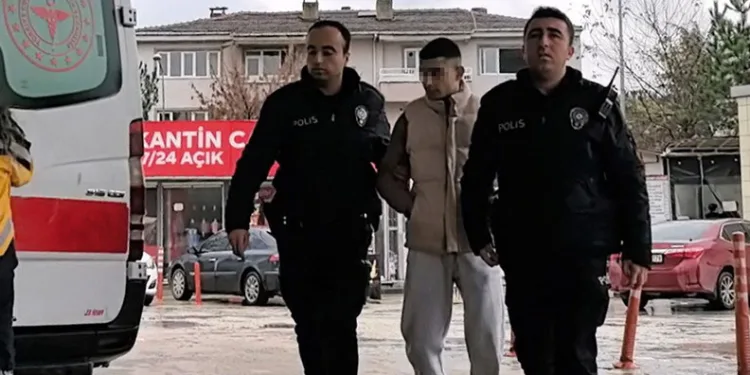 Babasını 6 yerinden bıçakladıktan sonra yardım istedi