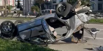 Samsun’da otomobili demir korkuluklara çaptı: 2 yaralı