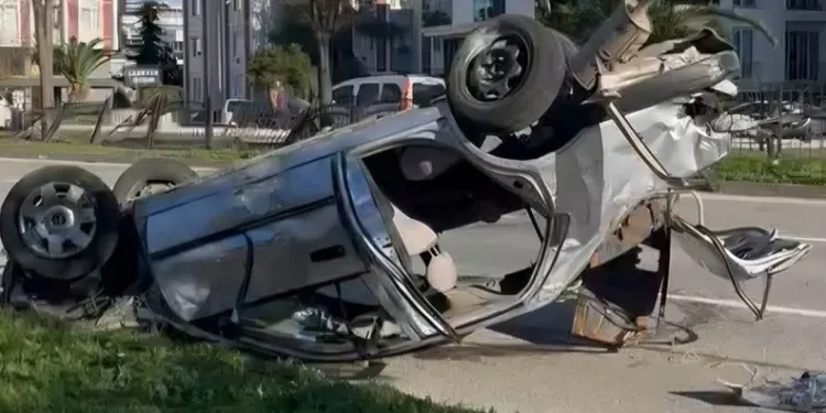 Samsun’da otomobili demir korkuluklara çaptı: 2 yaralı