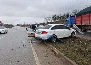 Bursa’da 2 otomobil çarpıştı:  4 yaralı