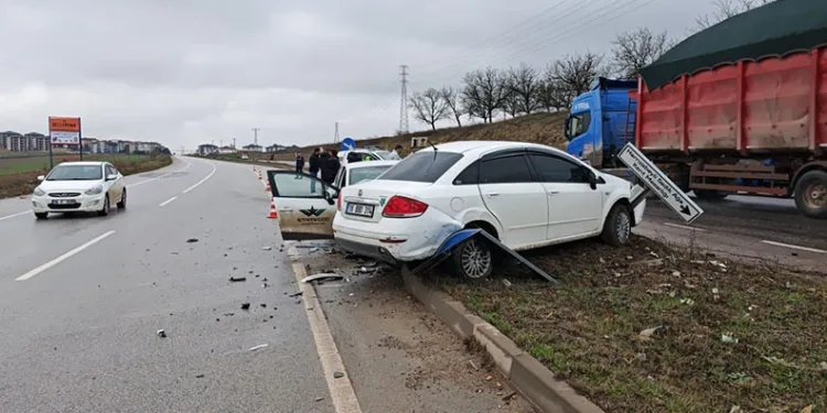 Bursa’da 2 otomobil çarpıştı:  4 yaralı