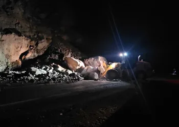 Artvin’de heyelan karayolunu ulaşıma kapattı