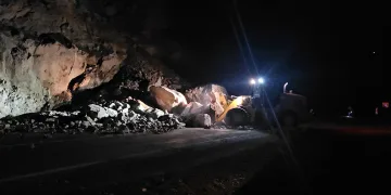 Artvin’de heyelan karayolunu ulaşıma kapattı