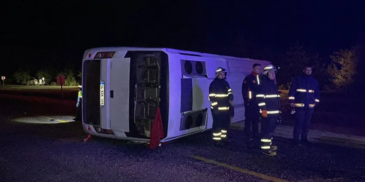 Kastamonu’da midibüs devrildi: 24 yaralı