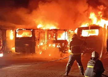 Büyük otopark yangını: Halk otobüsleri küle döndü