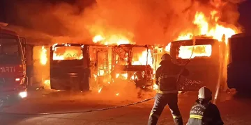 Büyük otopark yangını: Halk otobüsleri küle döndü