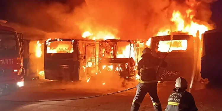 Büyük otopark yangını: Halk otobüsleri küle döndü