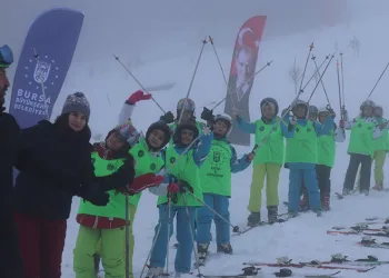 Uludağ’da öğrencilerin kayak heyecanı