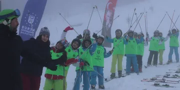 Uludağ’da öğrencilerin kayak heyecanı
