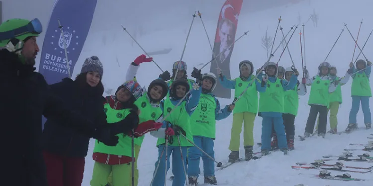 Uludağ’da öğrencilerin kayak heyecanı