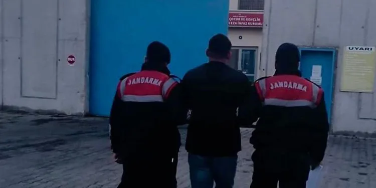 Manisa’da 22 yıl hapis cezası ile aranan 17 yaşındaki genç tutuklandı