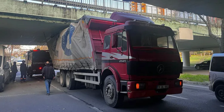 Bakırköy’de alt geçitten geçmeye çalışan kamyon sıkıştı