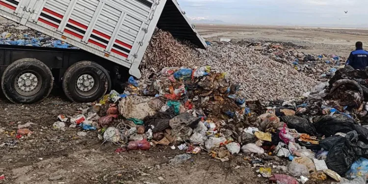 Konya’da TIR dolusu kokmuş balık yakalandı