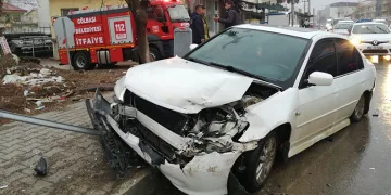 Minibüs ile otomobil çarpıştı: 3 yaralı
