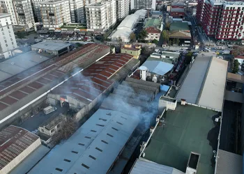 Beyoğlu’nda yolun karşısına geçmeye çalışan yaşlı adama tramvay çarptı
