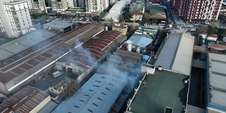 Beyoğlu’nda yolun karşısına geçmeye çalışan yaşlı adama tramvay çarptı